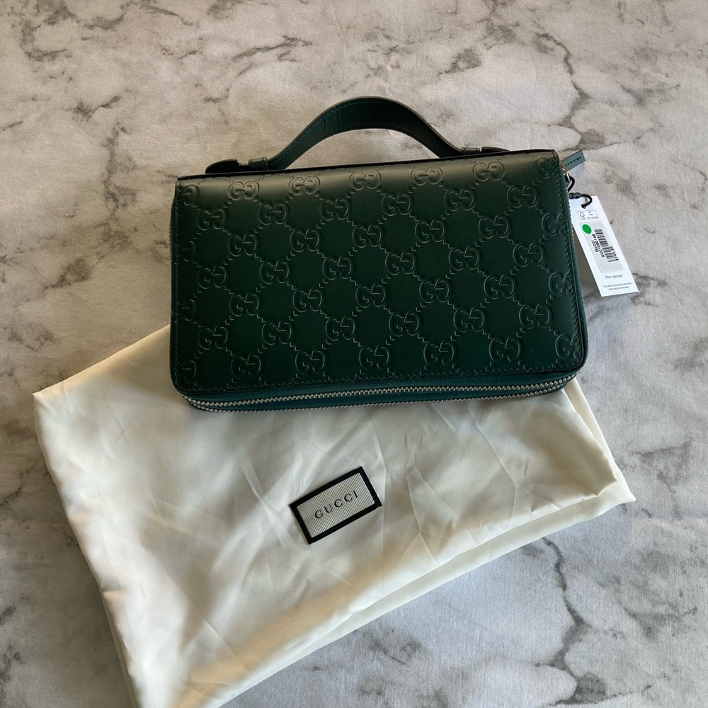 Brand New Gucci zip around clutch wallet